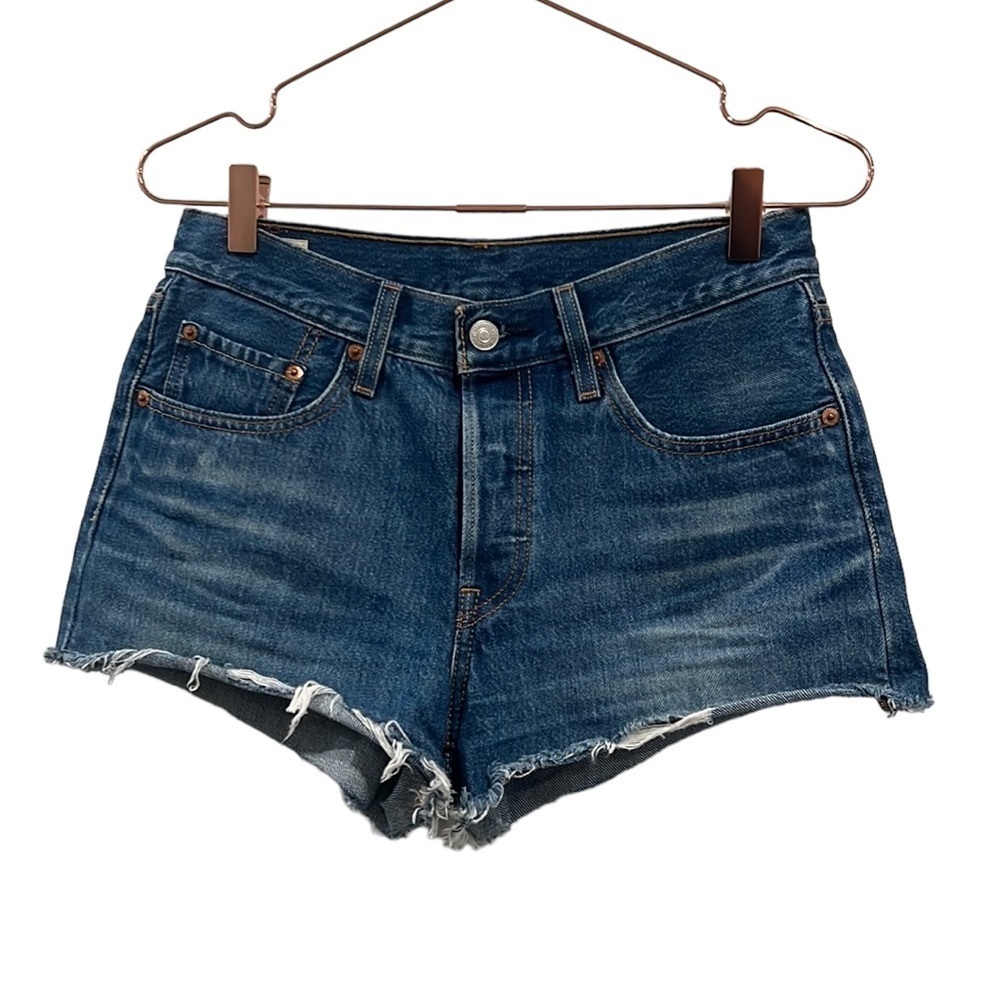 Levi’s dark denim 501 BUTTONFLY jean shorts. Size 26